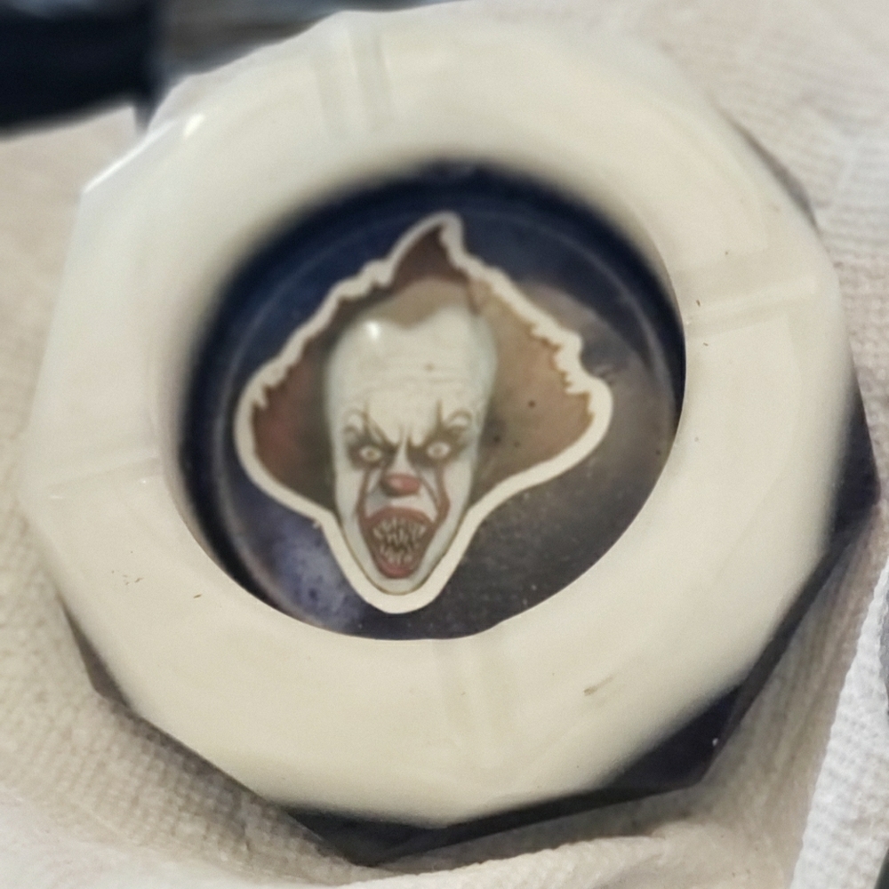 Resin glow in ash tray pennywise the dancing clown